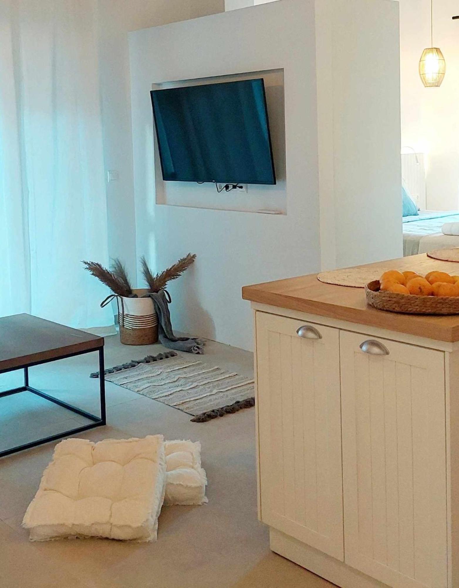 Maya Apartments, Modern And Convenient Apartments With Private Parking Скиатос Екстериор снимка